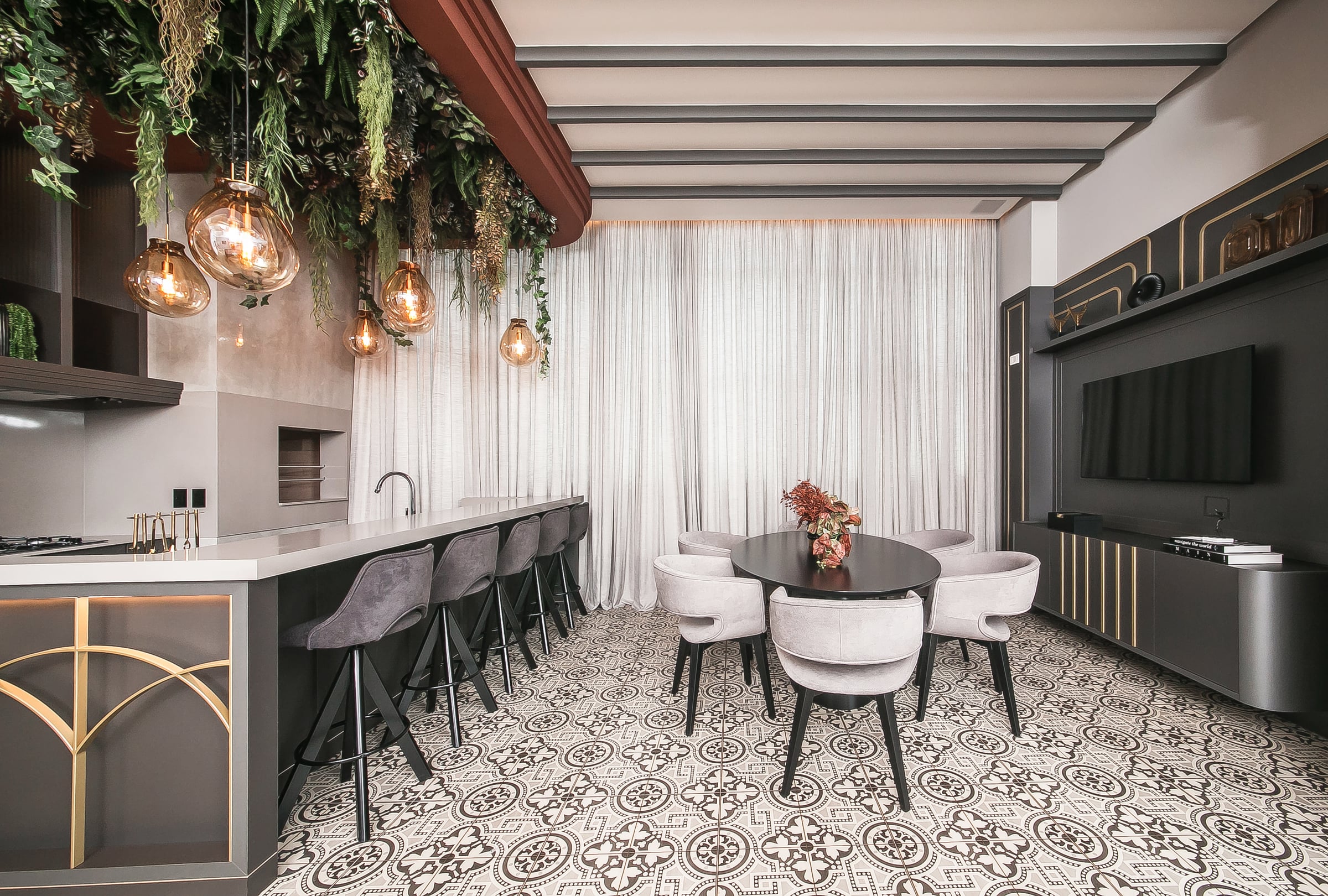 Espaço gourmet do Noah, com bancada de bar e banquetas