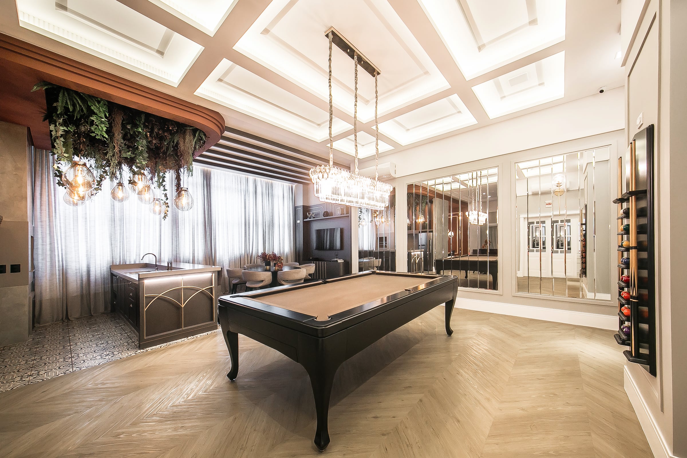 Sala de jogos do Noah, com mesa de bilhar e bar de apoio